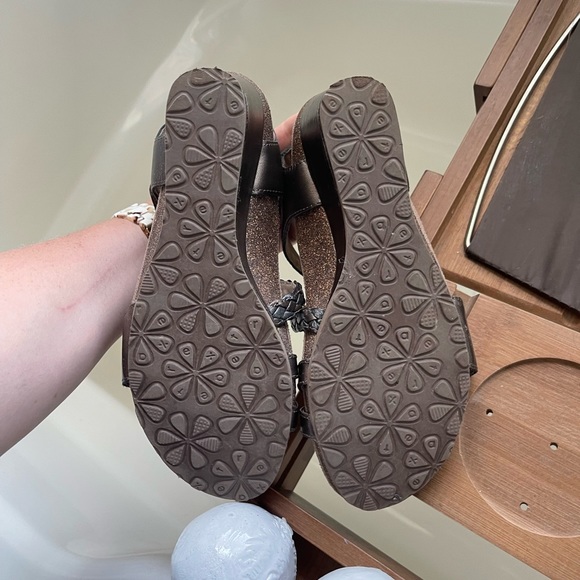 Aetrex Wedged Low Heals - Like New - Picture 3 of 4